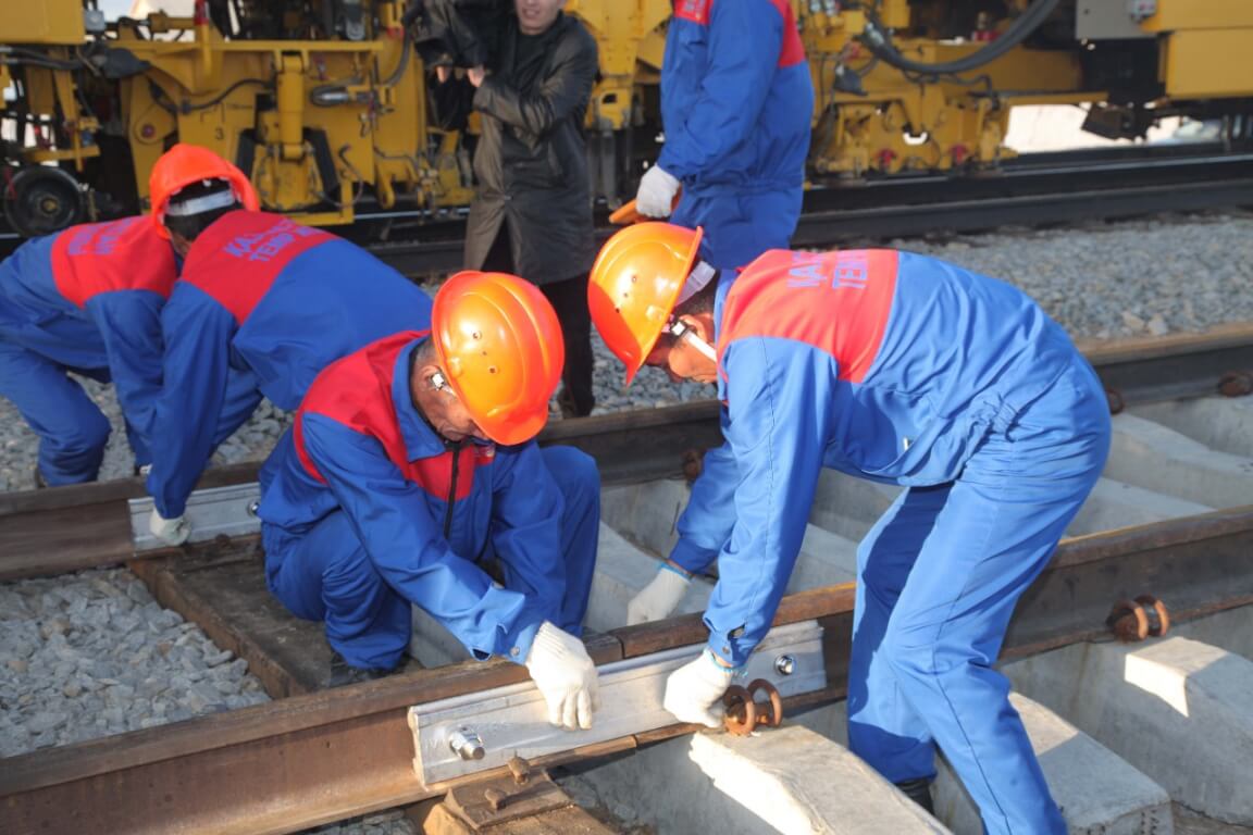 Вы сейчас просматриваете Перечень профессий работников железнодорожного транспорта, занятых на работах с вредными условиями труда, по которым ОО “Казпрофтранс”  совместно с Федерацией Профсоюзов РК внесли предложения в Министерство труда и социальной защиты населения по снижению пенсионного возраста