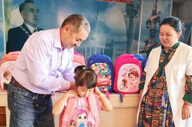 Вы сейчас просматриваете Кәсіподақ балаларға оқу құралын берді