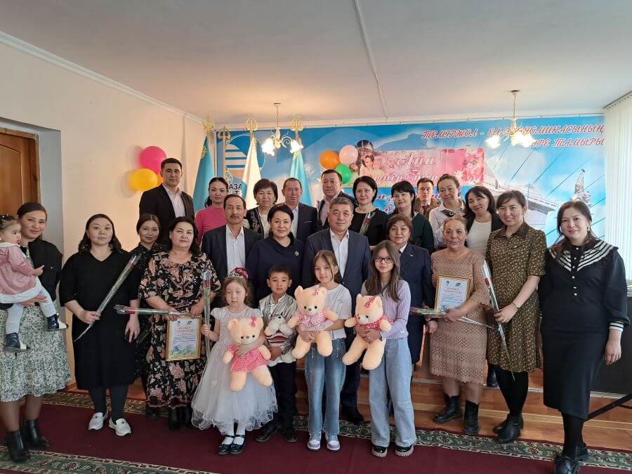 Вы сейчас просматриваете <strong>Құрмет төрінде аналар!</strong>