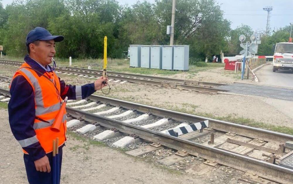 Вы сейчас просматриваете ПРЕДОТВРАТИЛ СТОЛКНОВЕНИЕ ПОЕЗДА