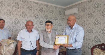 Подробнее о статье Қызылордалық теміржолшылар 80 жасқа келген ардагерге шапан жауды