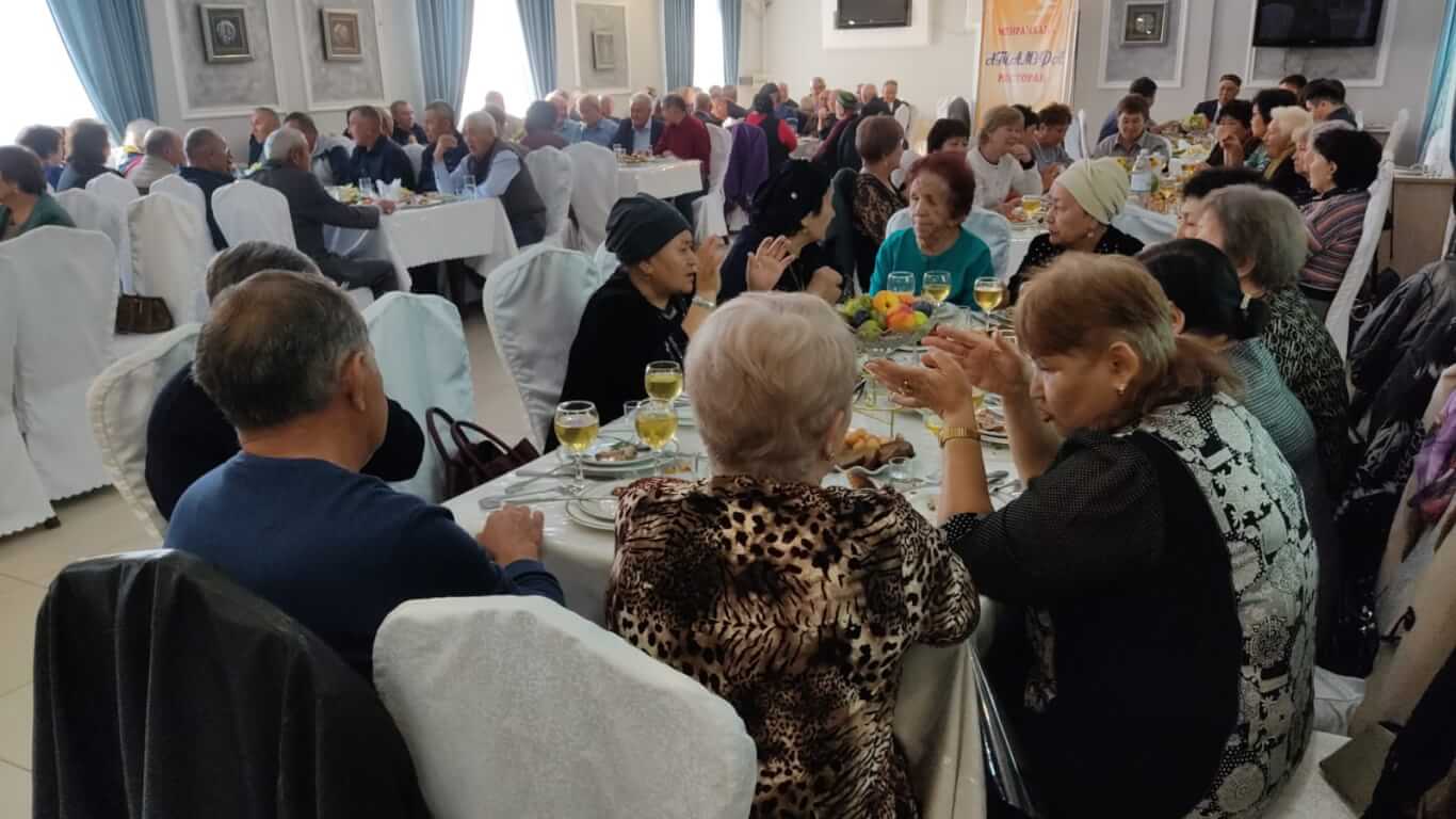 Подробнее о статье Семейлік теміржолшылар қарттарға алғыс айтты