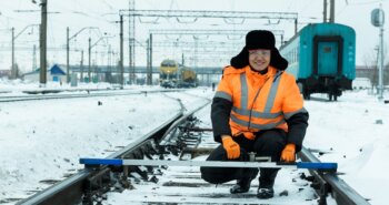 Подробнее о статье ҚТЖ жұмысшыларын сапалы да қауіпсіз киіммен қамтамасыз етіп отыр
