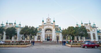 Подробнее о статье Бір ғасырдан асқан теміржол вокзалы жөндеуден өтеді