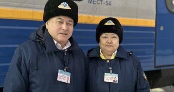 Подробнее о статье Экспресс для двоих: больше 20 лет супруги Кумысбаевы вместе работают проводниками в одном вагоне
