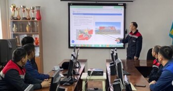 Подробнее о статье Специалисты локомотиворемонтных заводов Шу и Казалы изучают особенности маневрового тепловоза