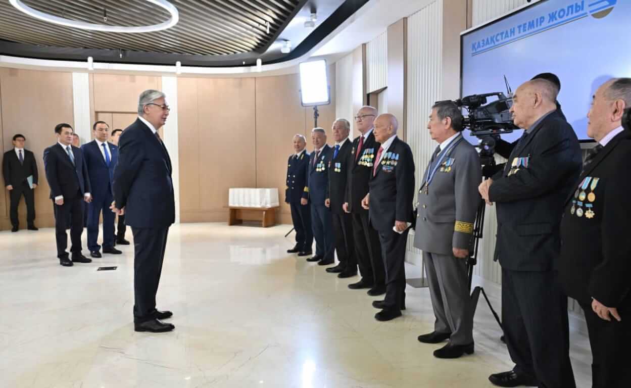 Вы сейчас просматриваете Мемлекет басшысы теміржол саласының ардагерлерімен кездесті