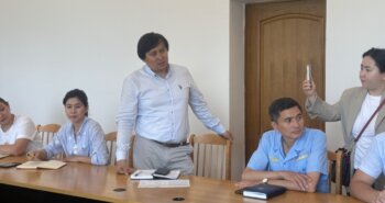 Подробнее о статье Мәжіліс депутаты теміржолшылармен кездесті